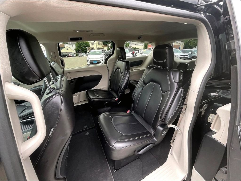 Used 2023 Black Chrysler Touring L image 13