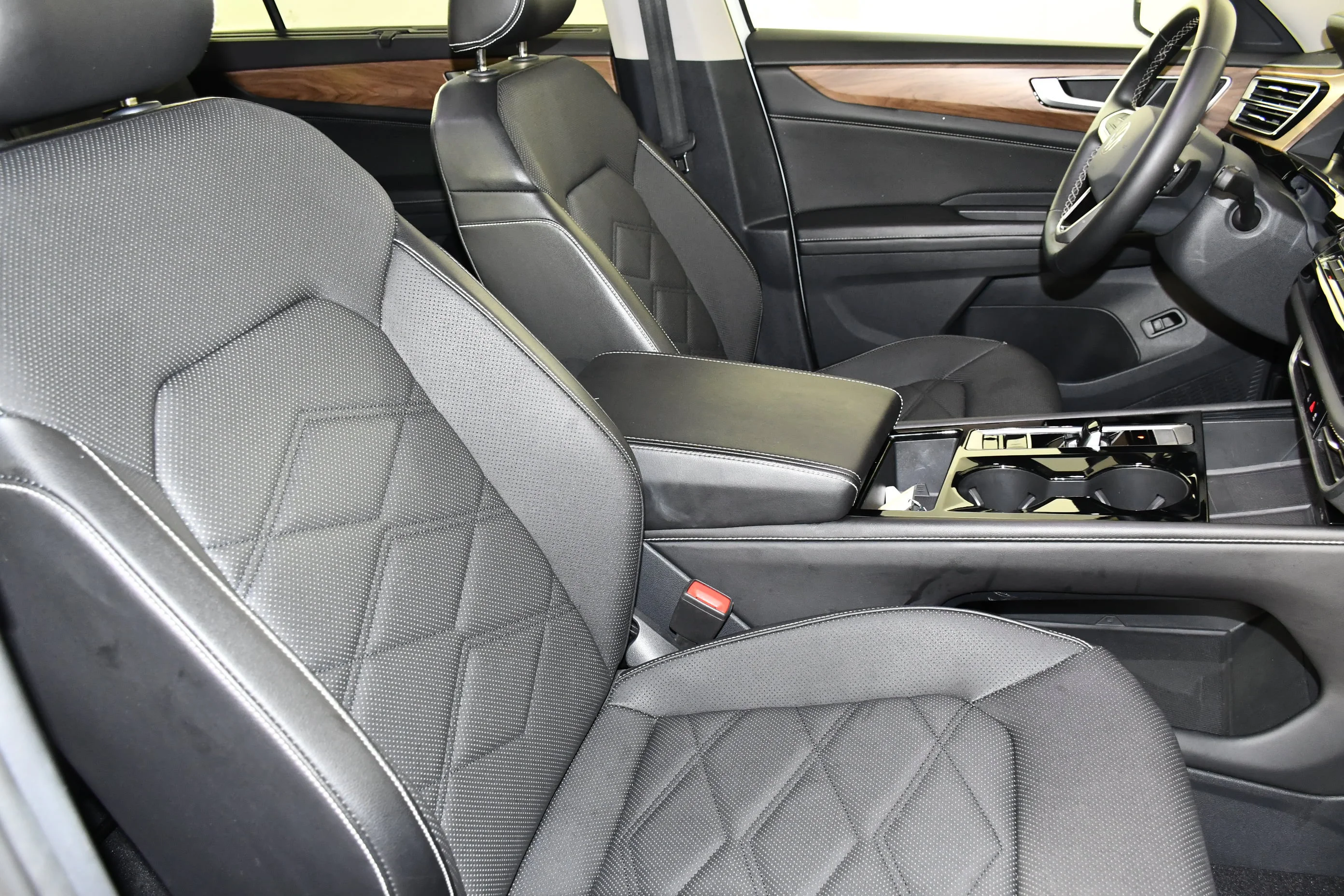 Used 2024 Gray Volkswagen 2.0T SE w/Technology image 41