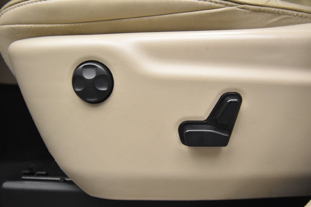 Used 2013 Bright White Clearcoat Jeep Limited image 23