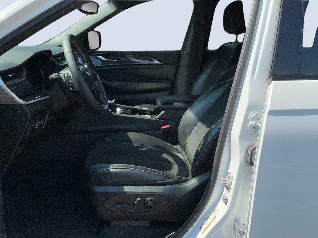 Used 2023 White Jeep Altitude image 9