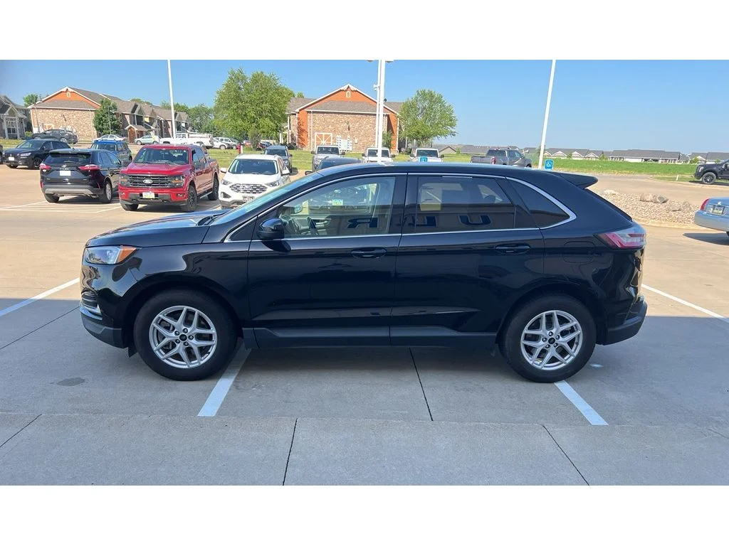 Used 2024 Agate Black Metallic Ford SEL image 5