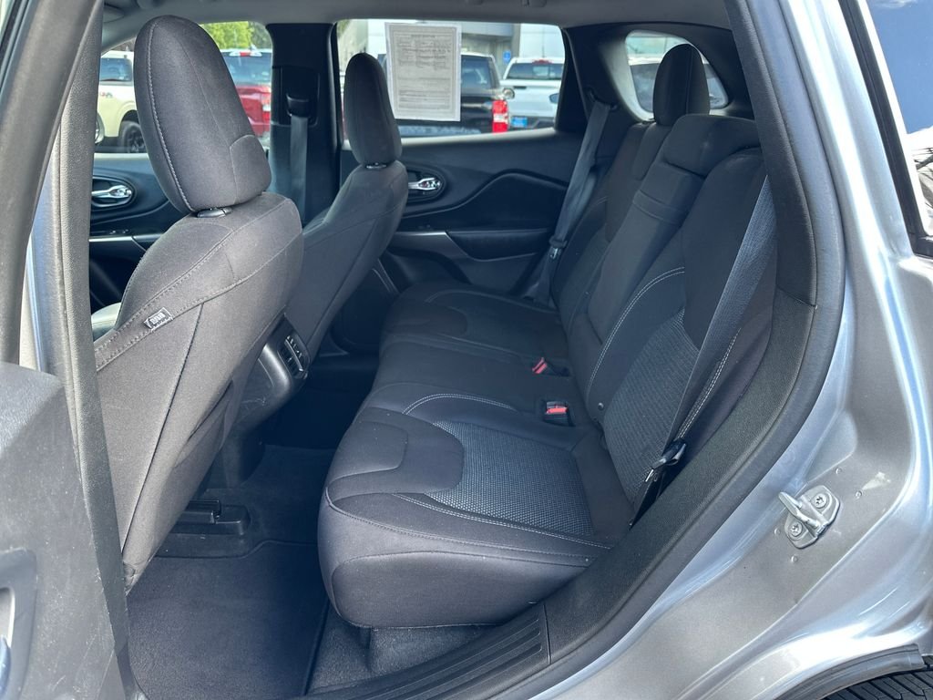 Used 2019 Silver Jeep Latitude image 17