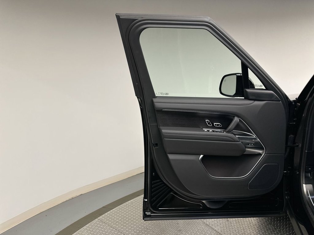 New 2027 Santorini Black Land Rover SE image 9