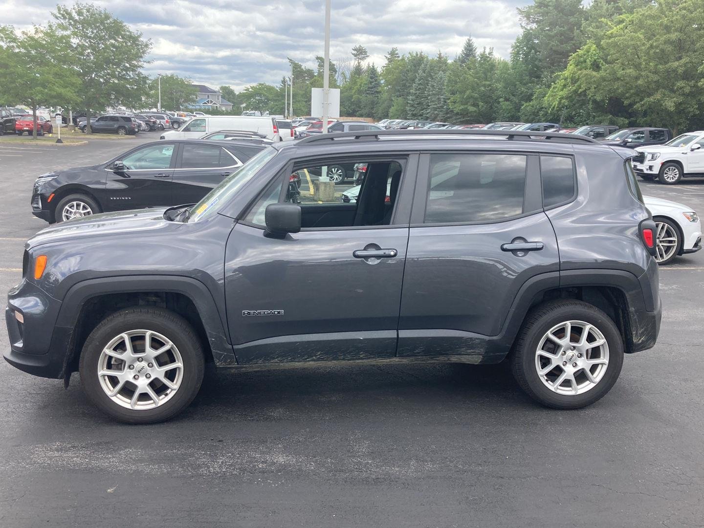 Used 2022 Graphite Gray Jeep Latitude image 4