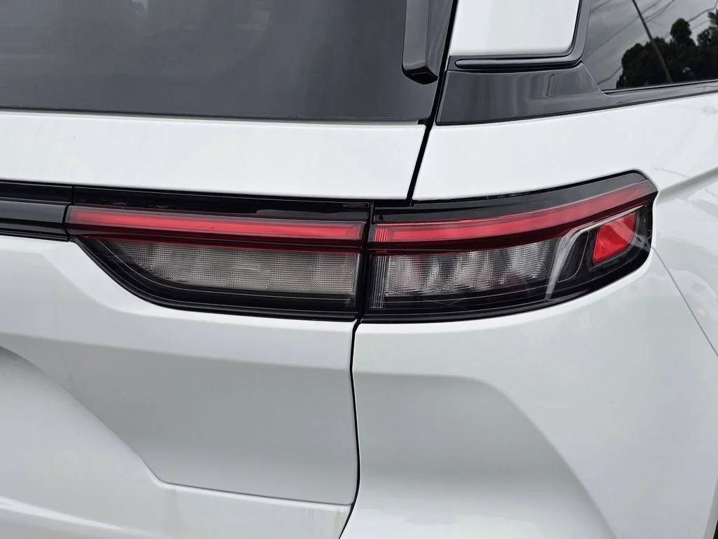 New 2026 Bright White Clear-Coat Exterior Paint Jeep Altitude image 9