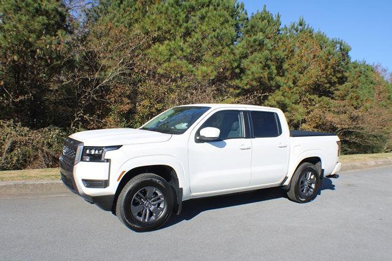 New 2026 Glacier White Nissan SV image 4