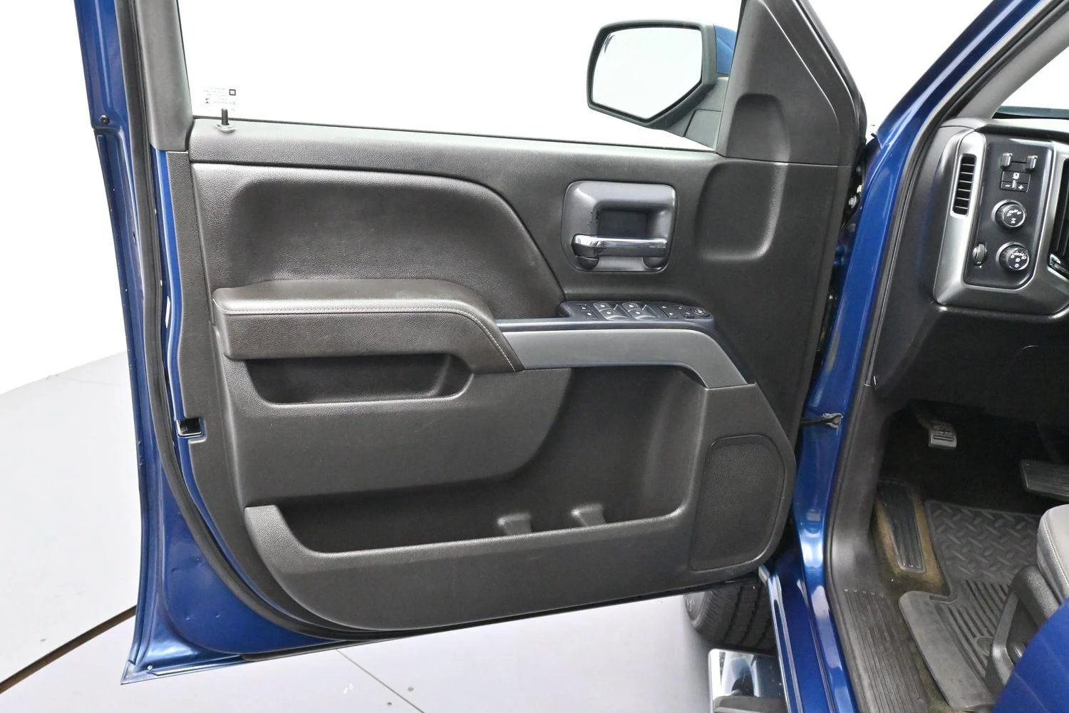 Used 2018 Deep Ocean Blue Metallic Chevrolet LT image 10