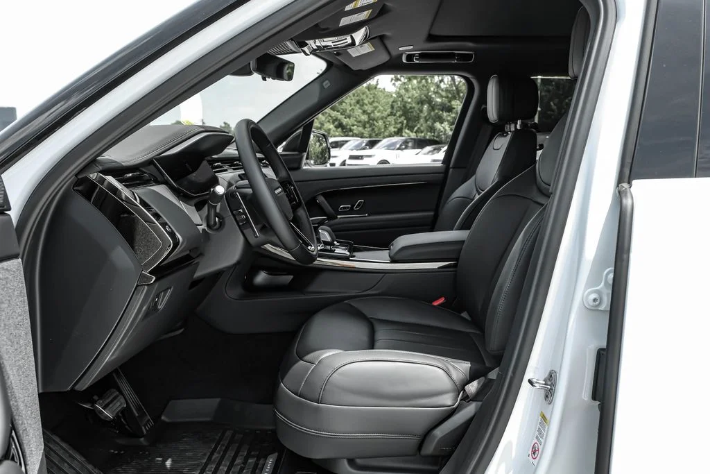 New 2026 Fuji White Land Rover Dynamic SE image 3