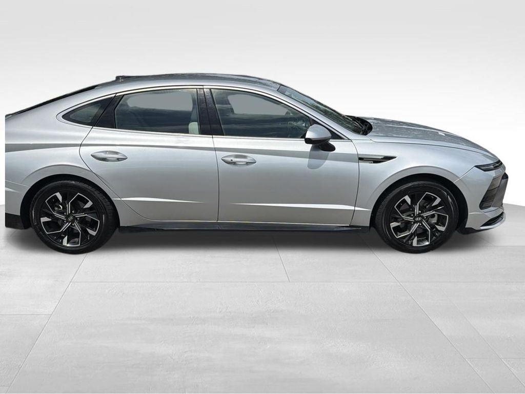 Used 2025 Silver Hyundai SEL image 5