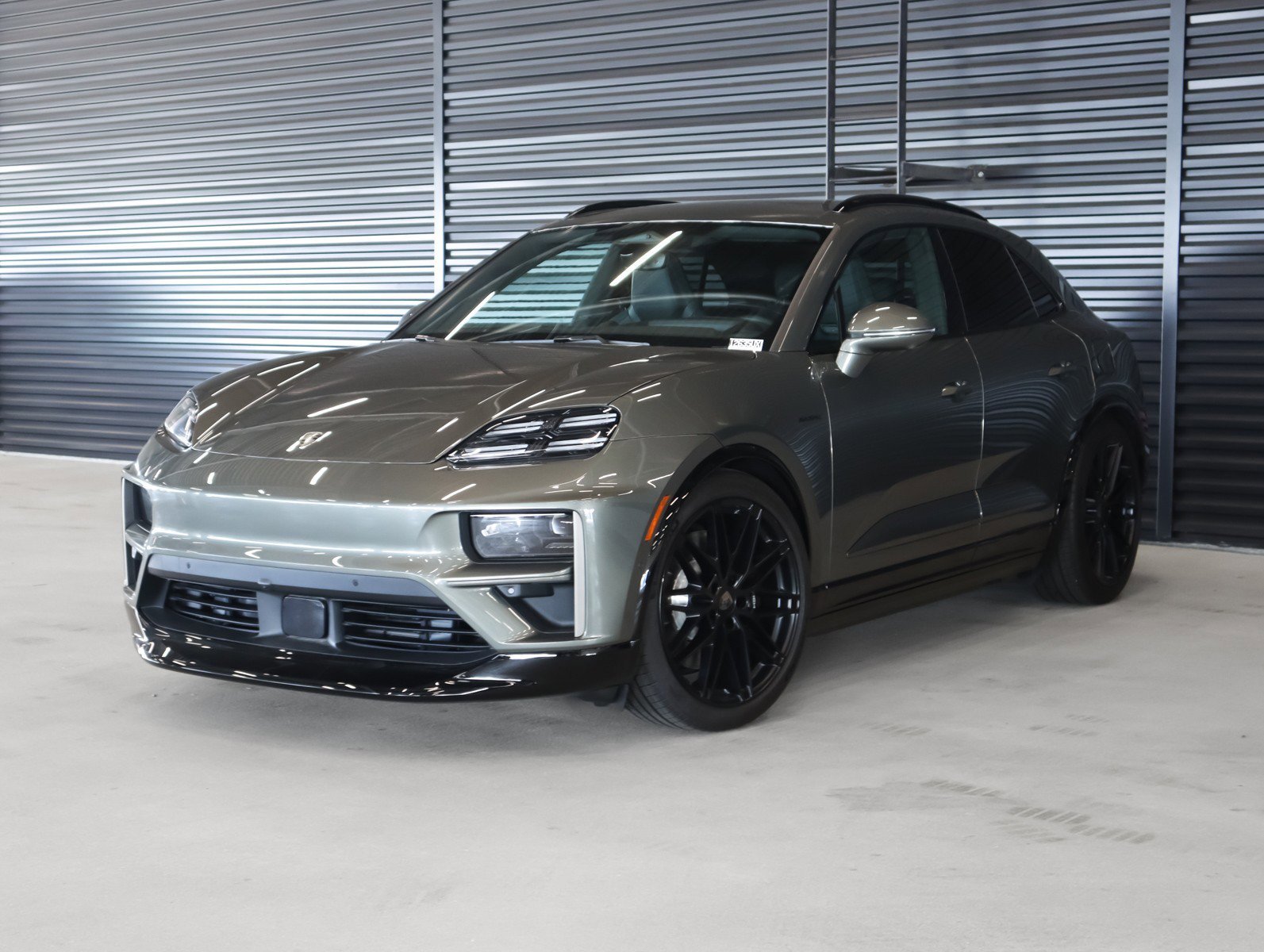 2025 Porsche Macan Macan Turbo Electric's photo