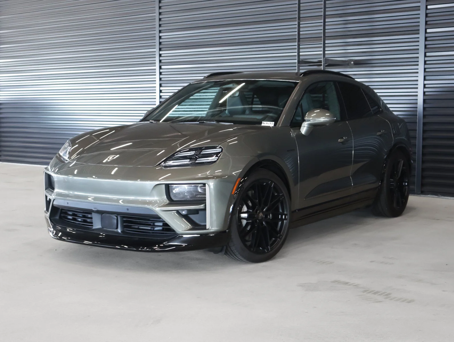 2025 Porsche Macan Macan Turbo Electric's photo