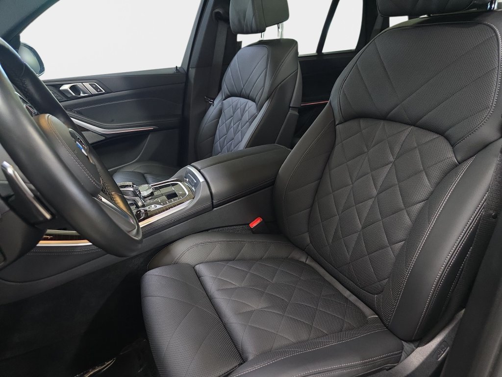 Certified Used 2023 Black Sapphire Metallic BMW M50i image 17