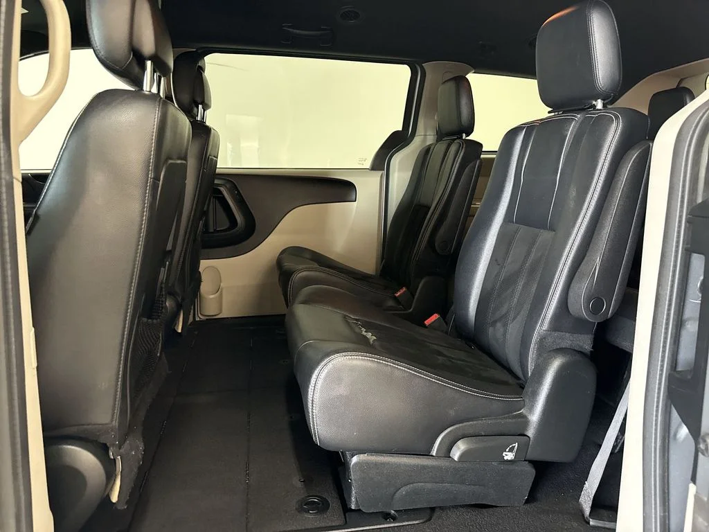 Used 2017 Billet Clearcoat Dodge SXT image 16