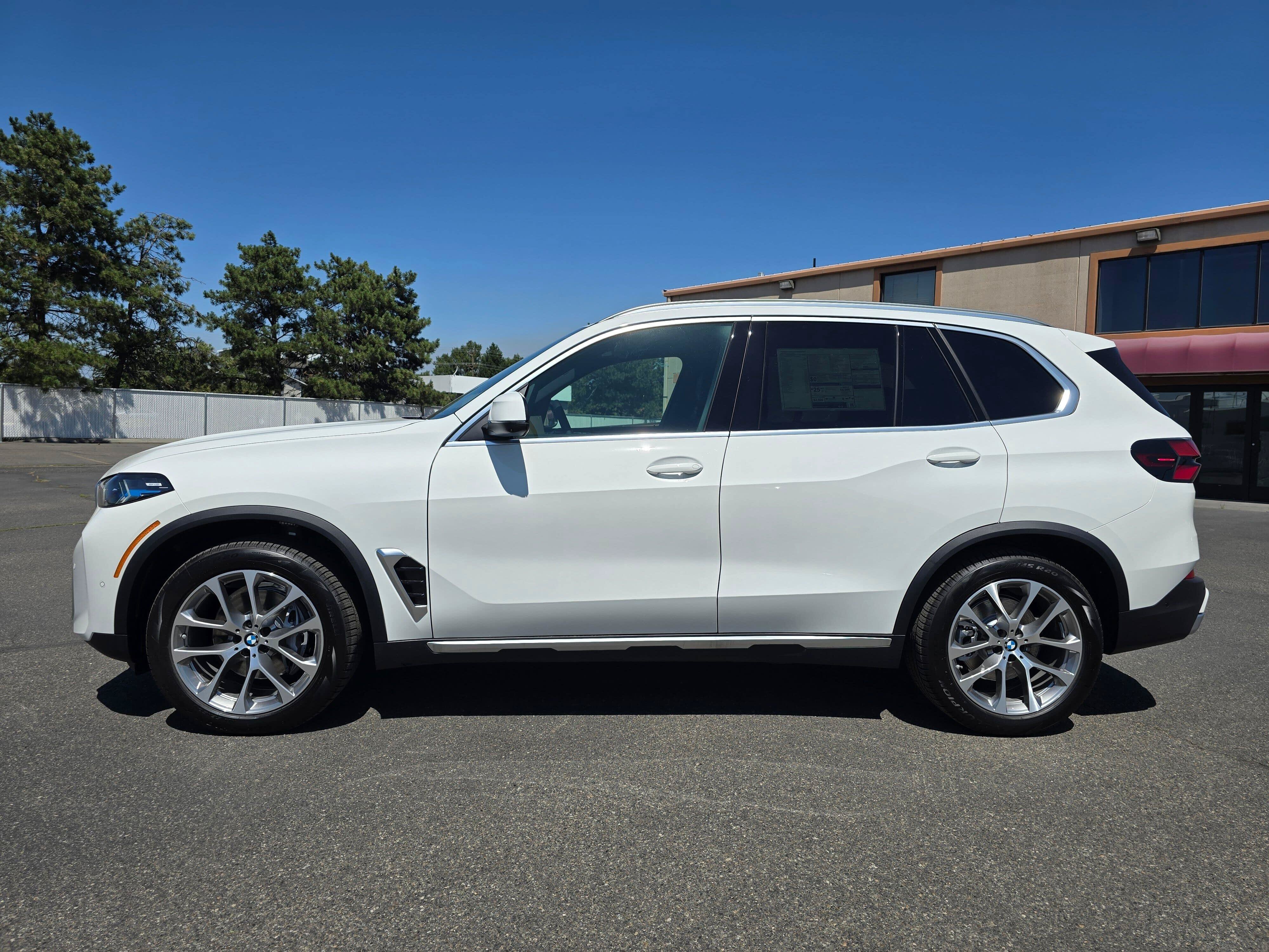 New 2026 Alpine White BMW xDrive40i image 3