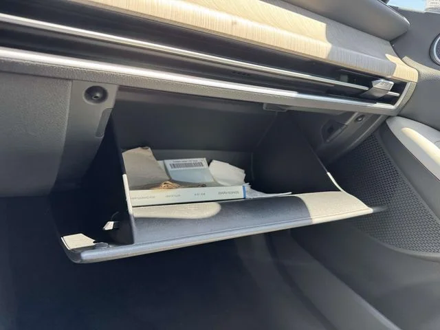Used 2025 White Hyundai SEL image 39