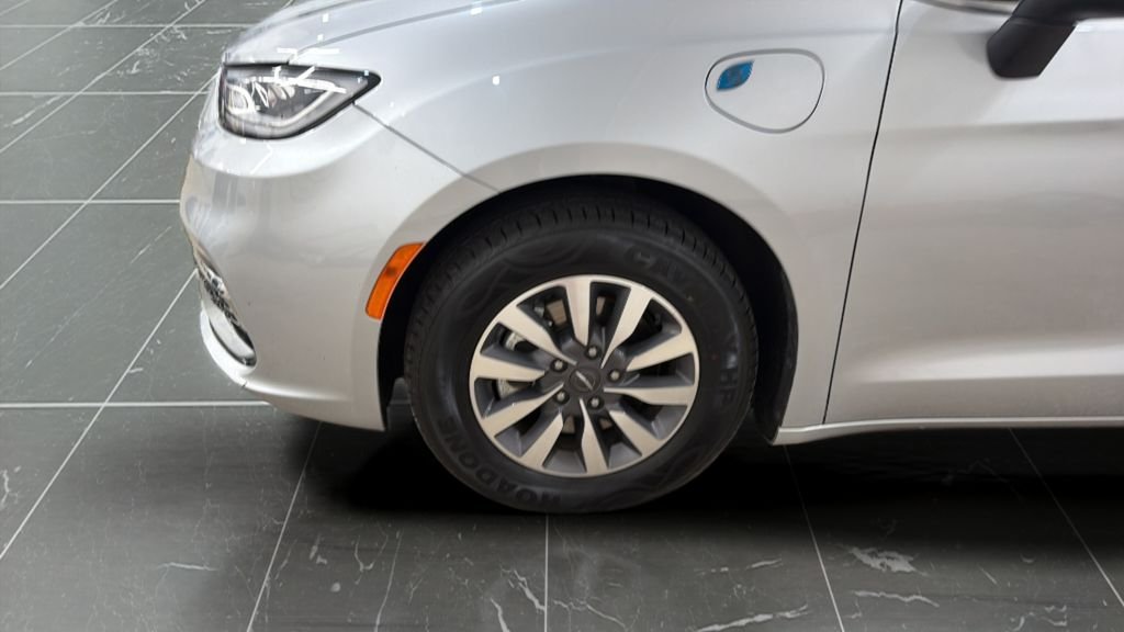 Used 2023 Silver Chrysler Touring L image 27