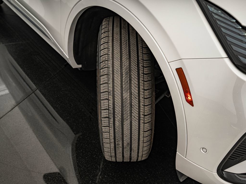 Used 2024 White Platinum Clearcoat Metallic Lincoln Reserve image 43