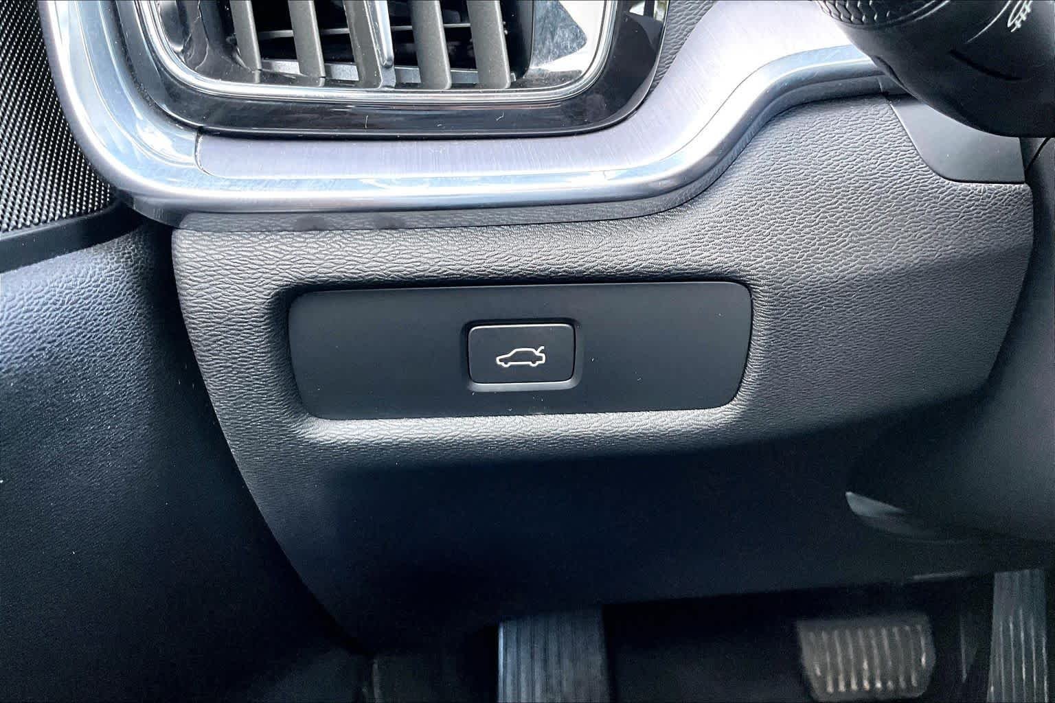 Used 2023  Volvo Core Dark Theme image 34
