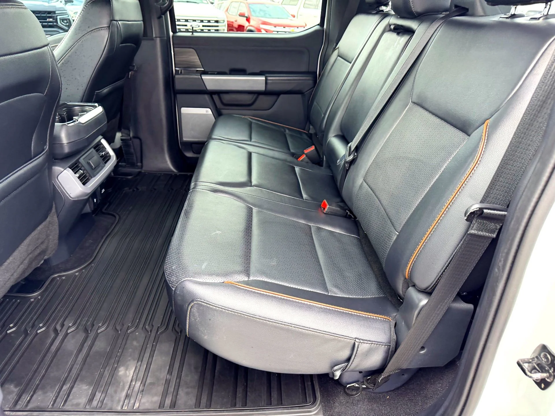 Used 2024  Ford Lariat image 16