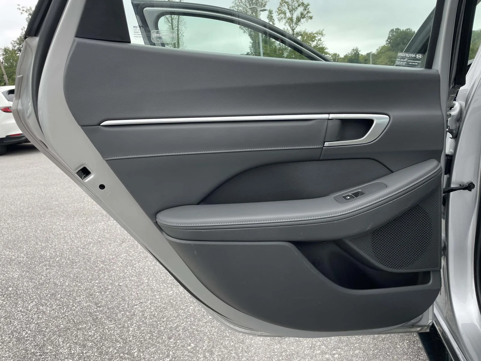 Used 2021 Shimmering Silver Pearl Hyundai Limited image 2