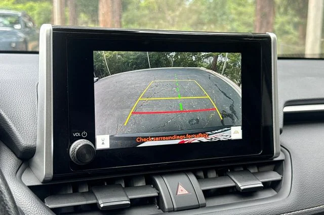 2025 Toyota RAV4 XLE - Photo 23