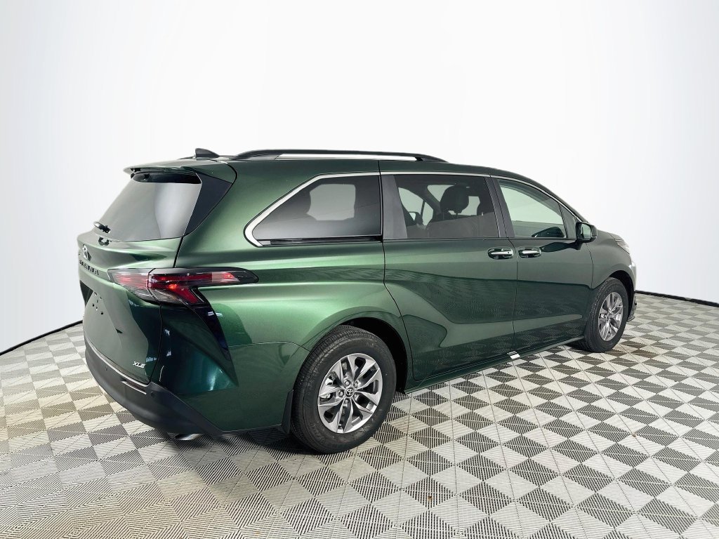 Used 2025  Toyota XLE AWD image 7