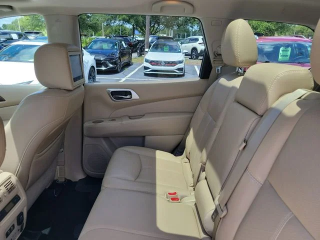 Used 2019 White Nissan Platinum image 13