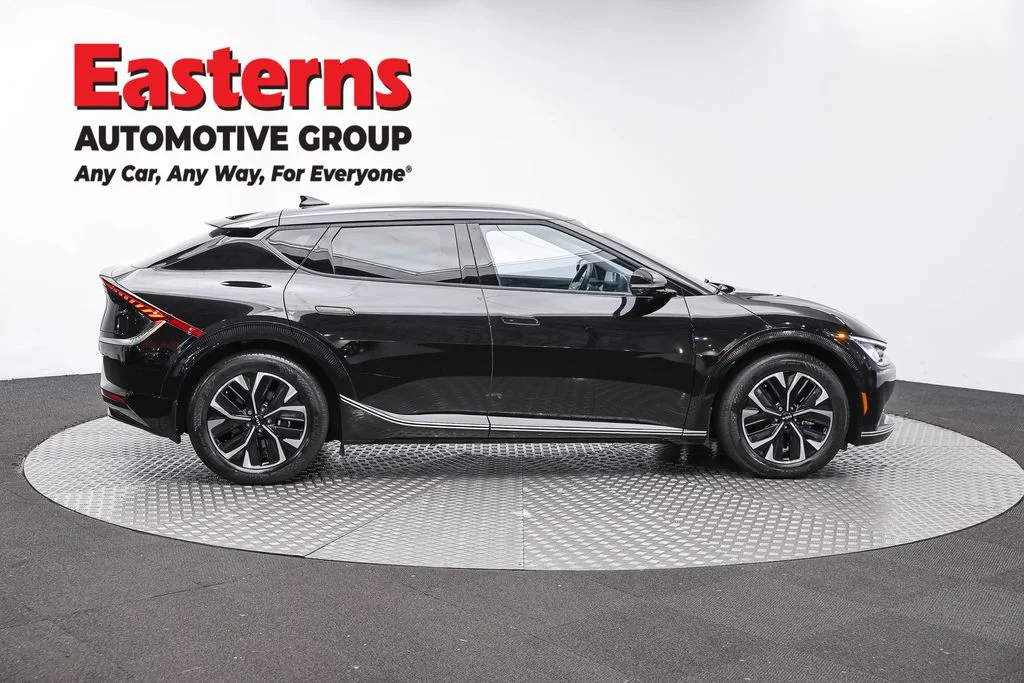 Used 2023 Black Kia Wind image 4