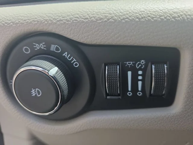 Used 2022 White Chrysler Touring L image 27