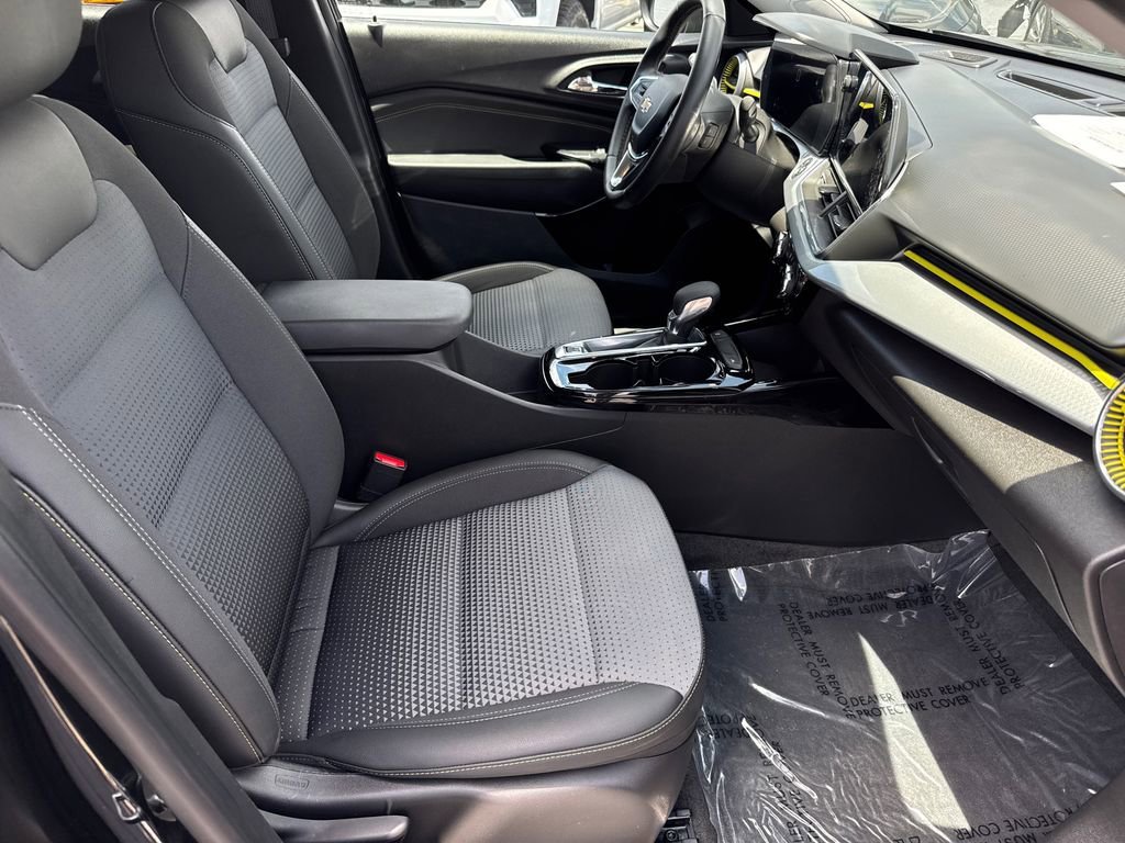 Used 2025 Mosaic Black Metallic Chevrolet LT image 16
