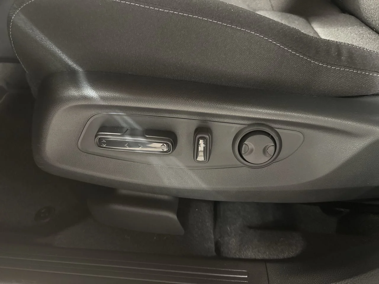 New 2026 Platinum White Pearl Honda EX image 5