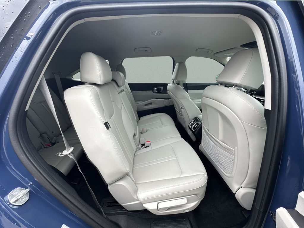 Used 2025 Black Kia S image 33