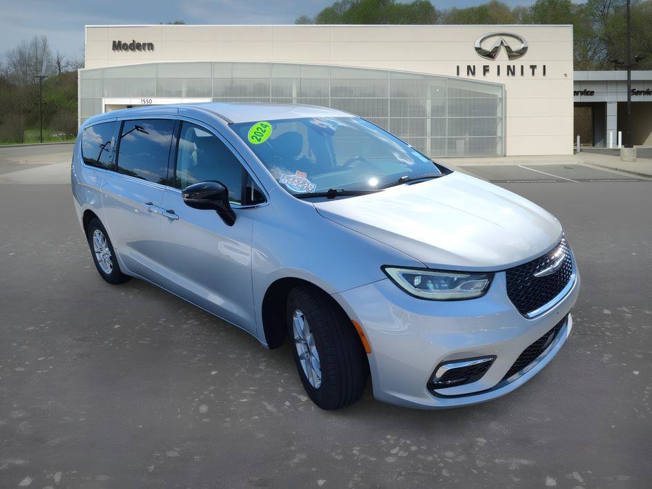 Used 2024 Silver Mist Clearcoat Chrysler Touring L image 2