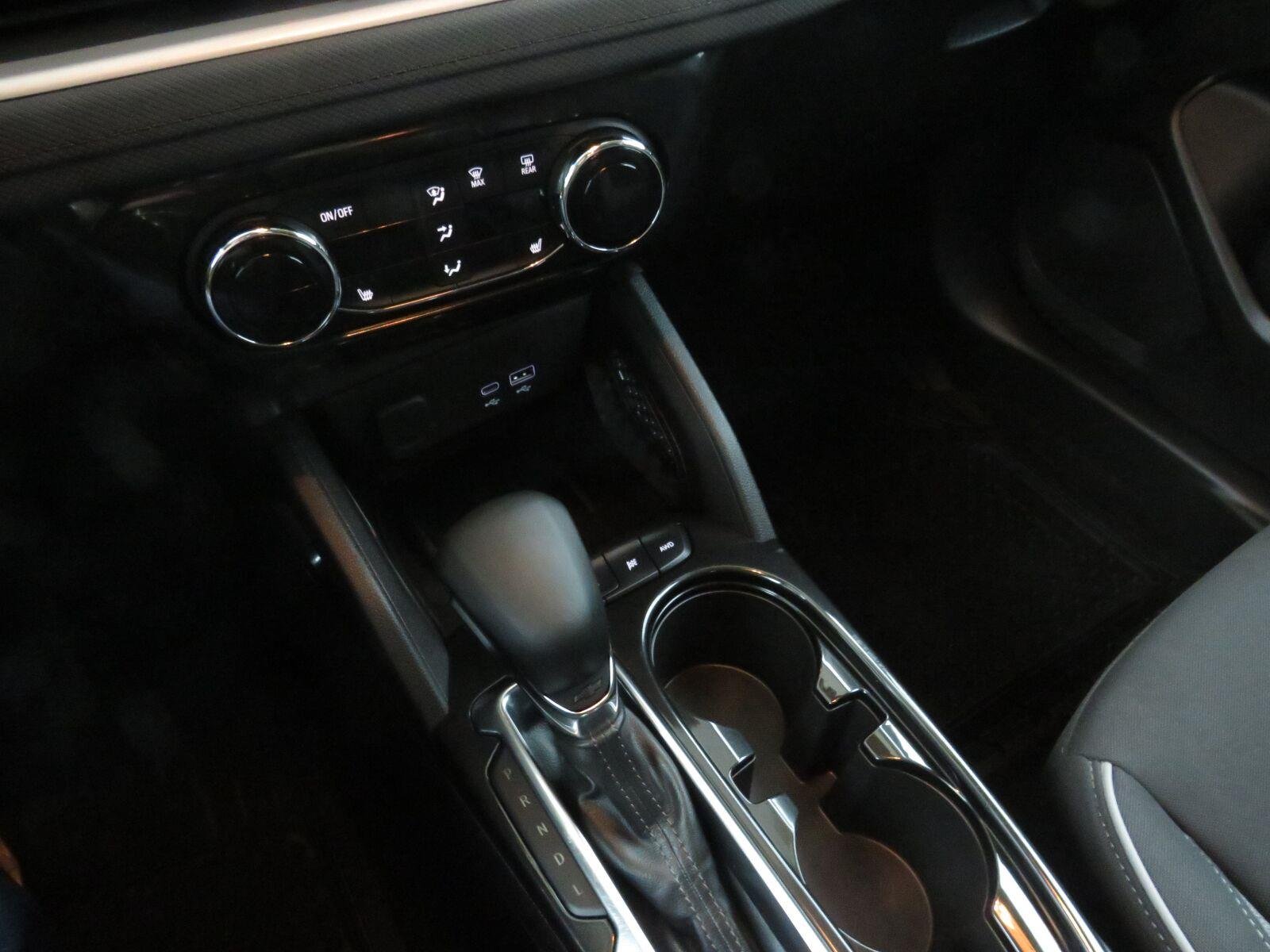 Used 2024 Summit White Chevrolet LT image 28