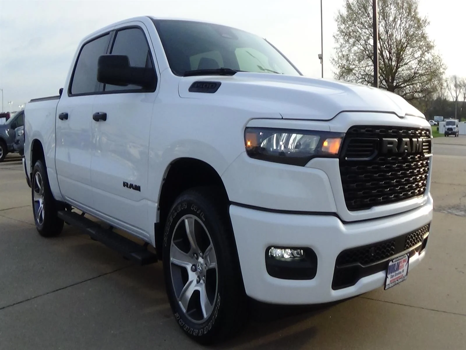 Used 2025 Bright White Clear Coat (pw7) RAM Tradesman image 4