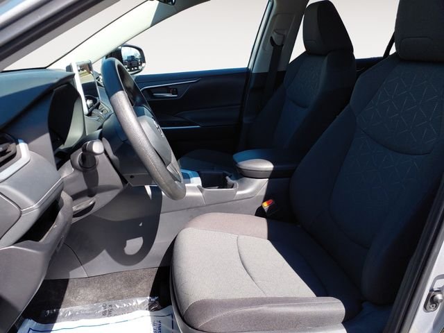 2025 Toyota RAV4 XLE - Photo 9