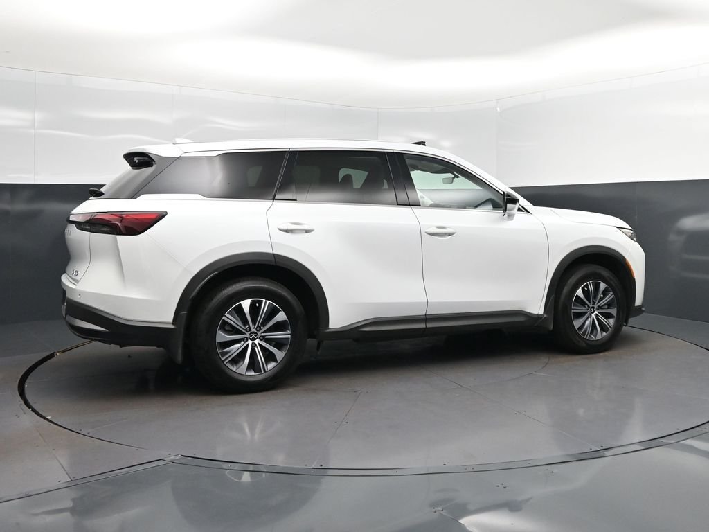 Certified Used 2026 White INFINITI PURE image 8