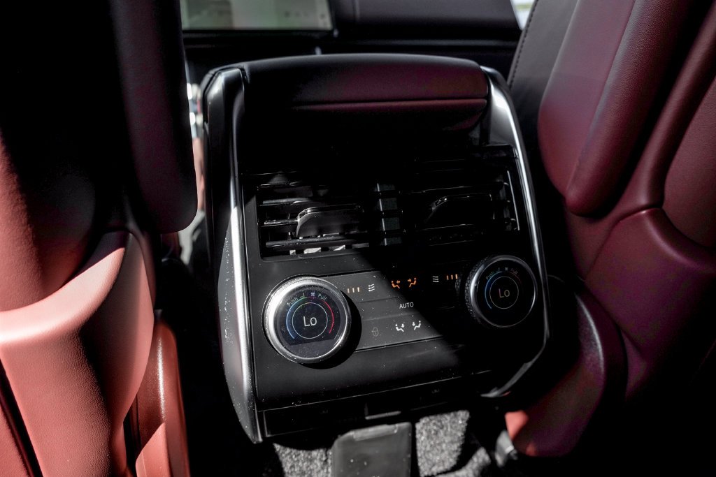 New 2026 Ostuni Pearl White Land Rover SE image 17