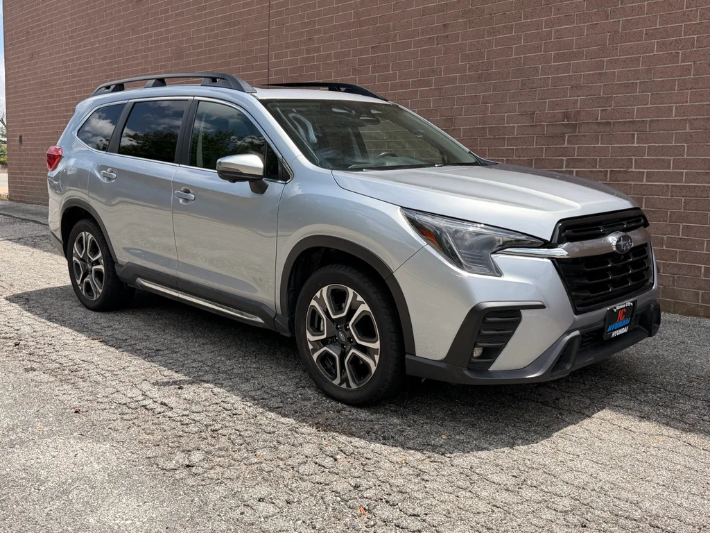 Used 2023 Ice Silver Metallic Subaru Limited image 7
