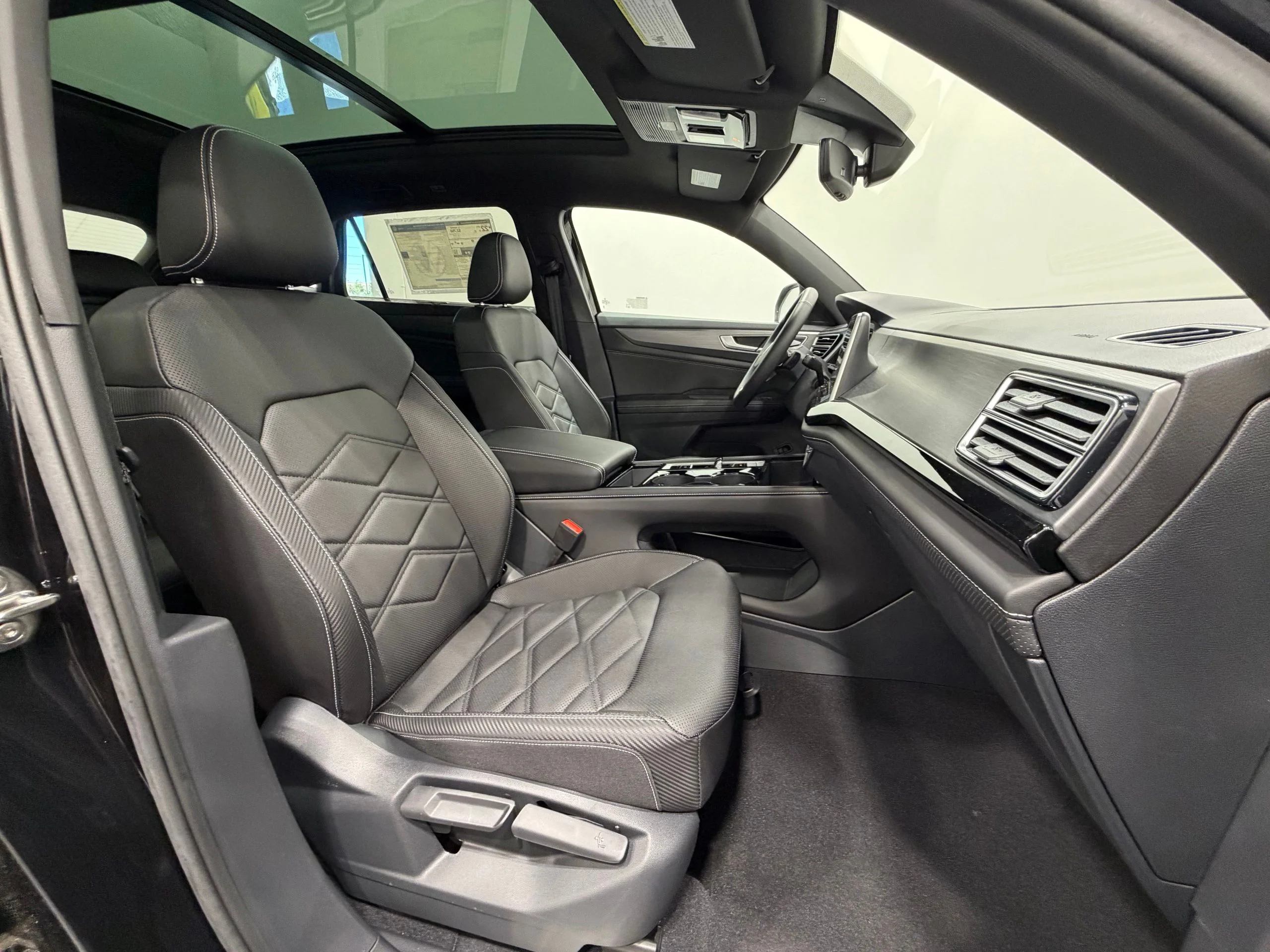 New 2026 Black Volkswagen 2.0T SE w/Technology image 29