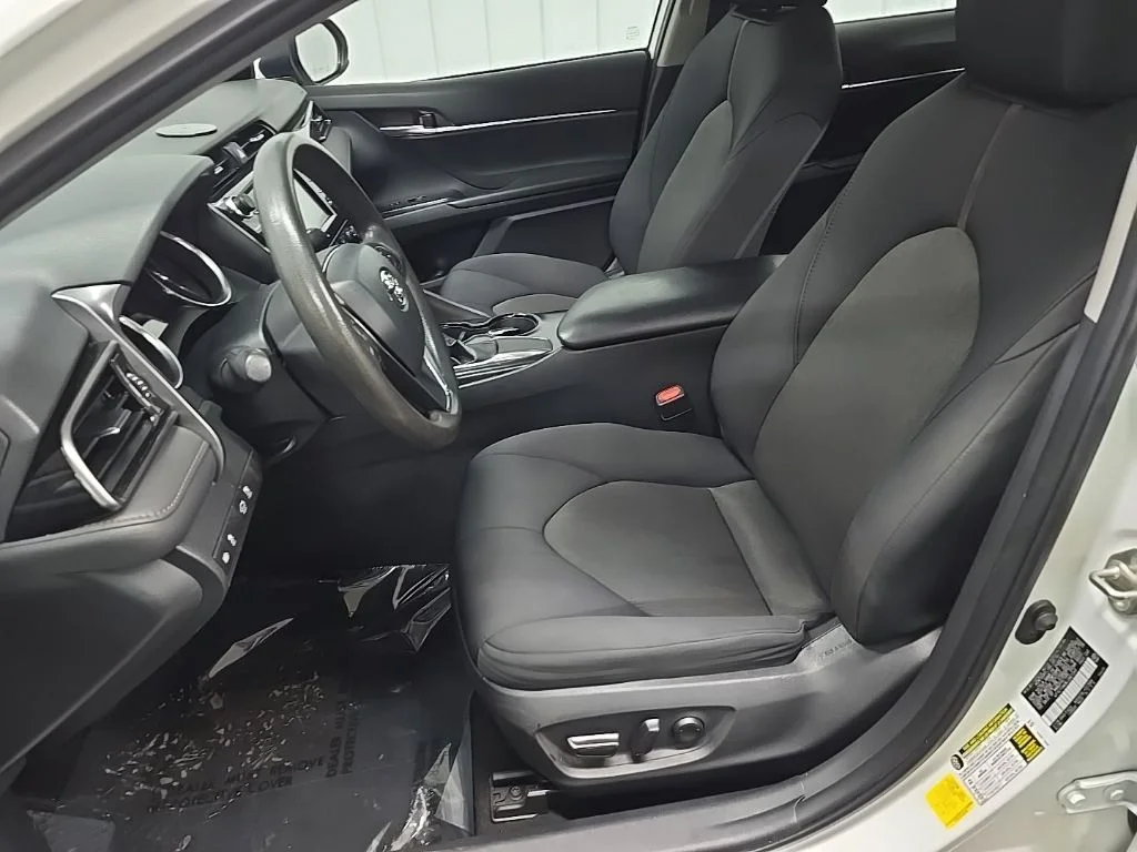 Used 2020 White Toyota LE image 29