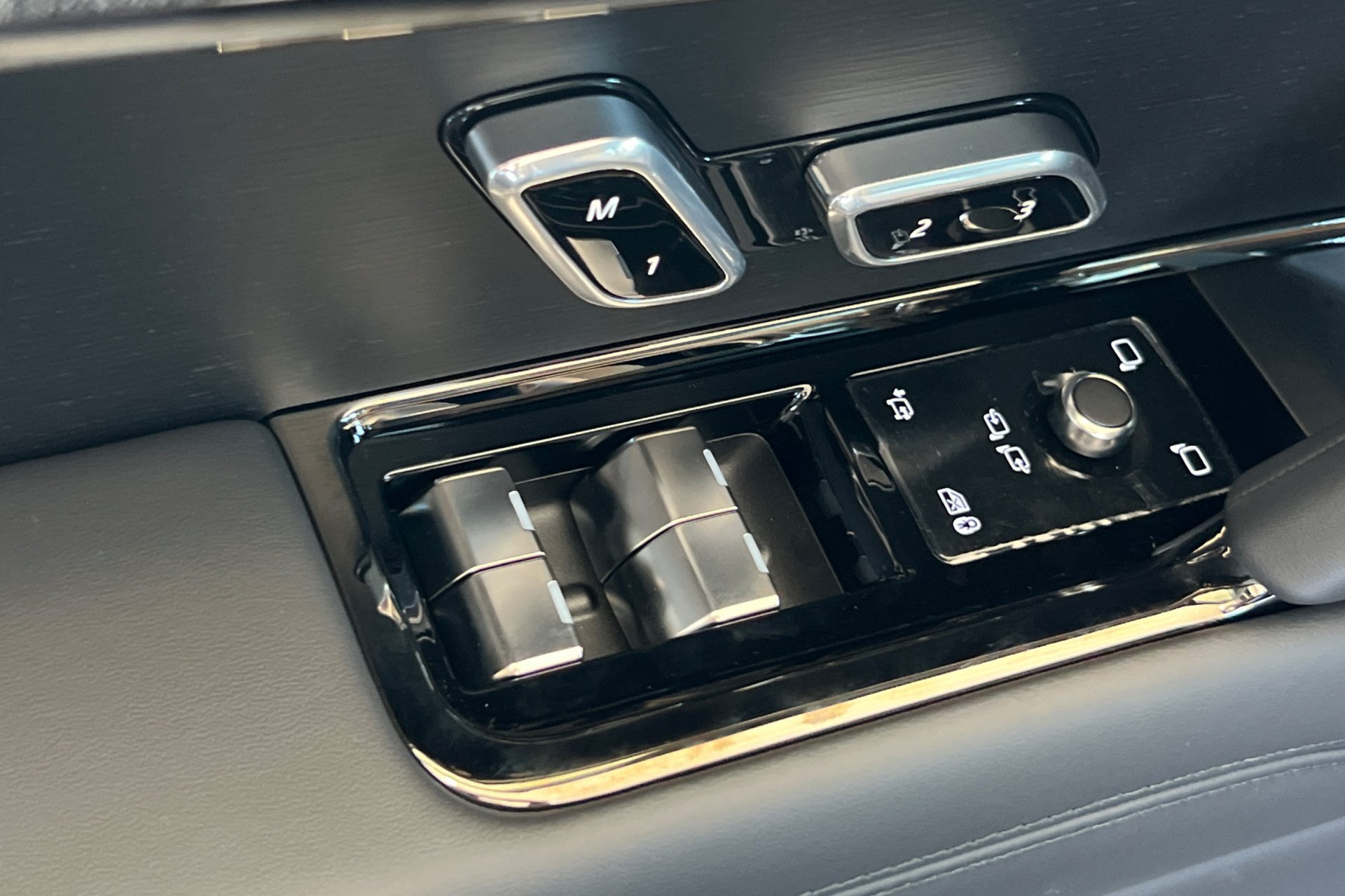 New 2026 Varesine Blue Land Rover Dynamic SE image 12