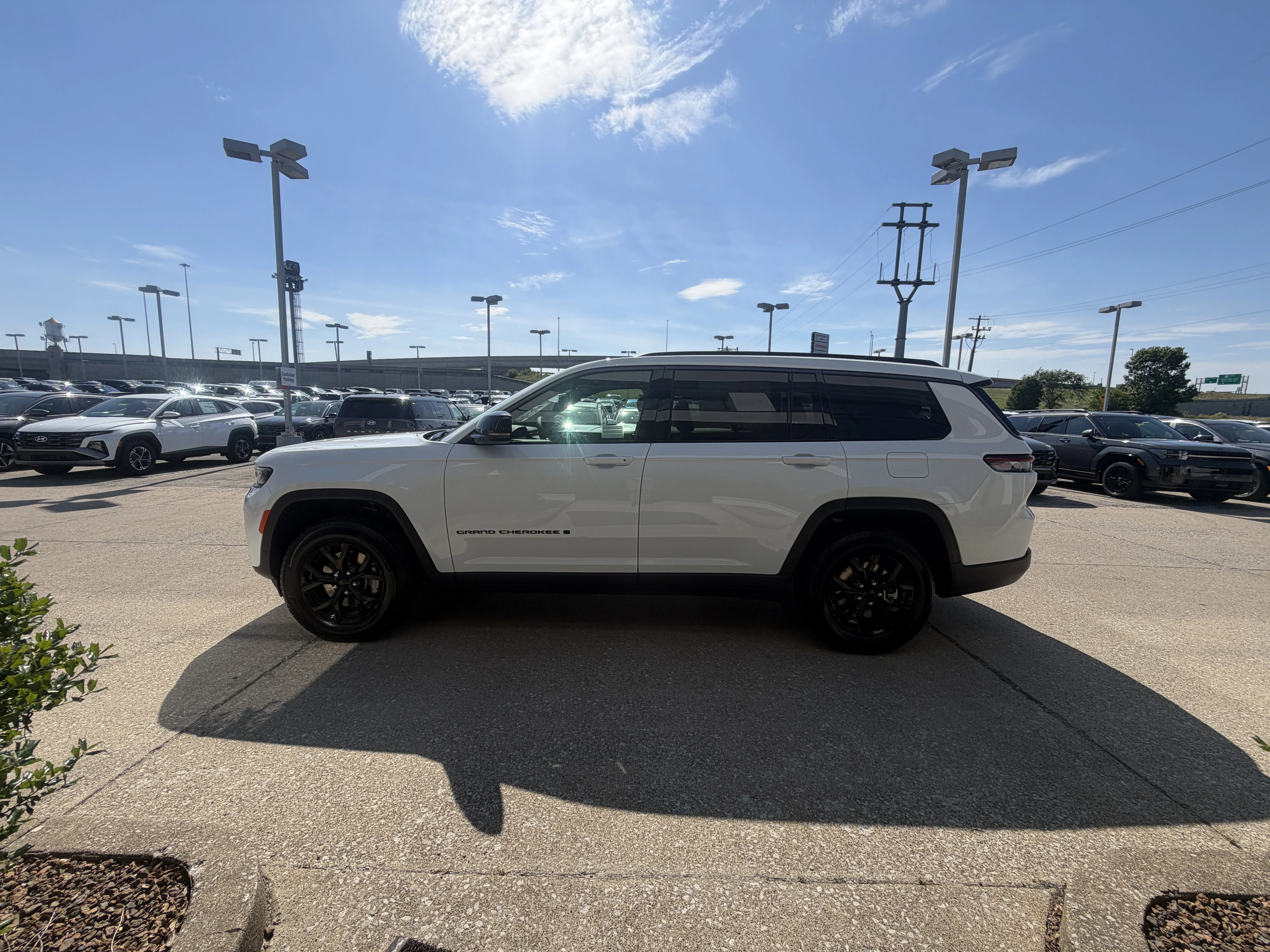 New 2026 Bright White Clear-Coat Exterior Paint Jeep Altitude image 15