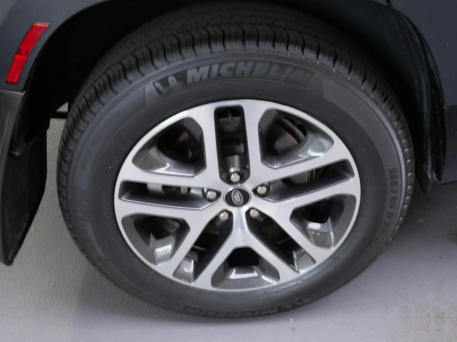 Used 2022 Gondwana Stone Metallic Land Rover X-Dynamic HSE image 16