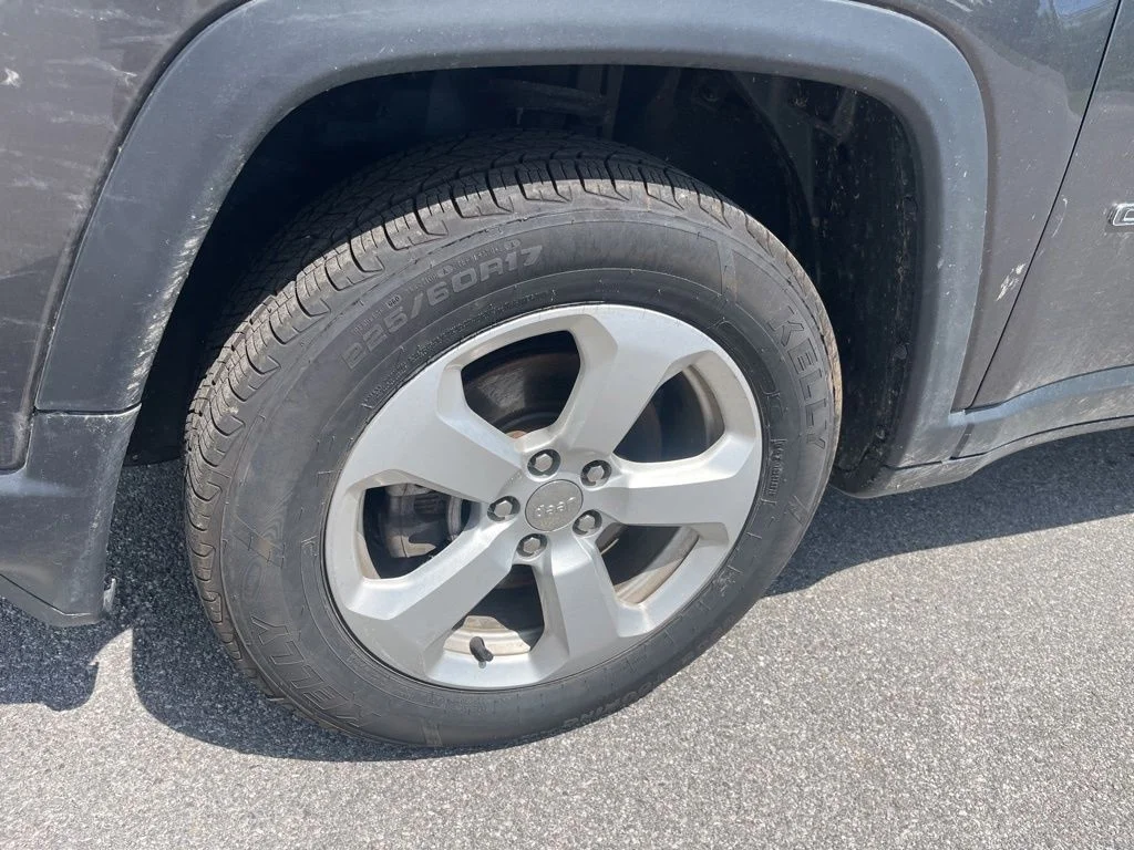 Used 2021 Gray Jeep Latitude image 10