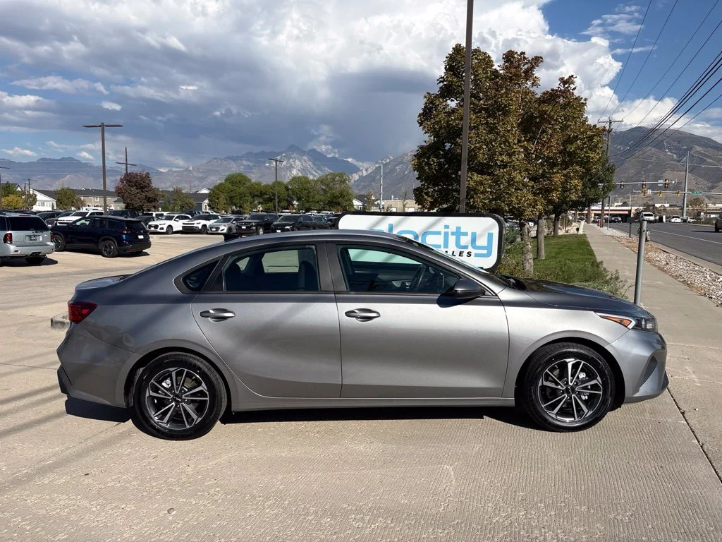 Used 2022 Gray Kia LXS image 3