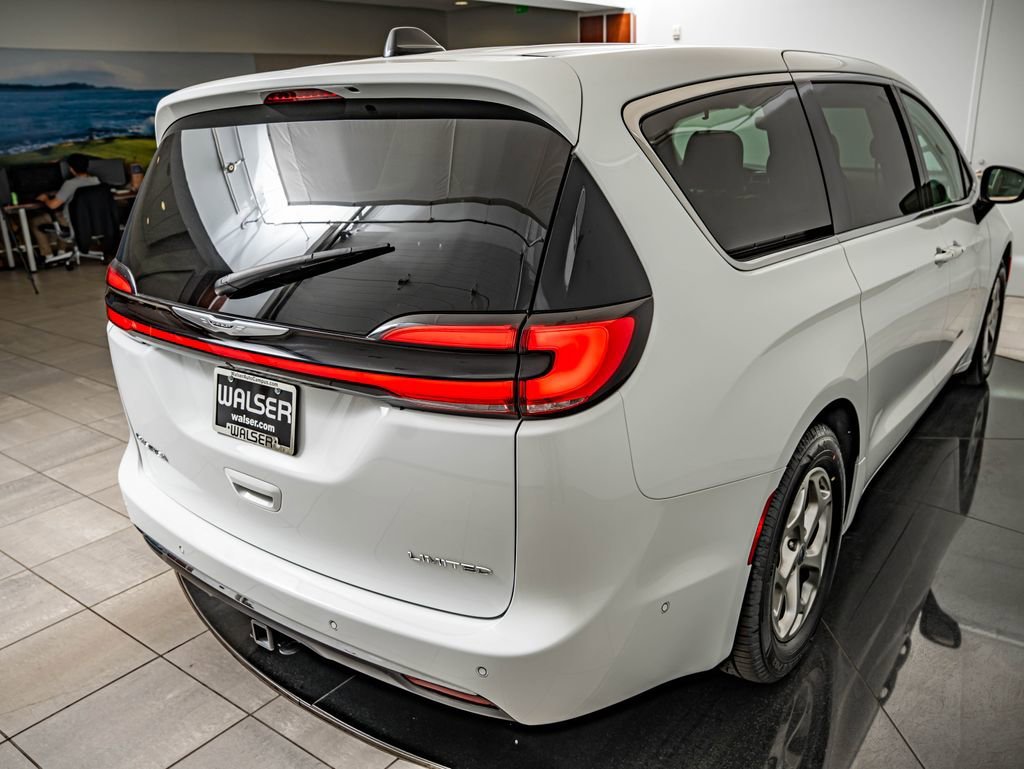 Used 2024 Bright White Clearcoat Chrysler Limited image 16