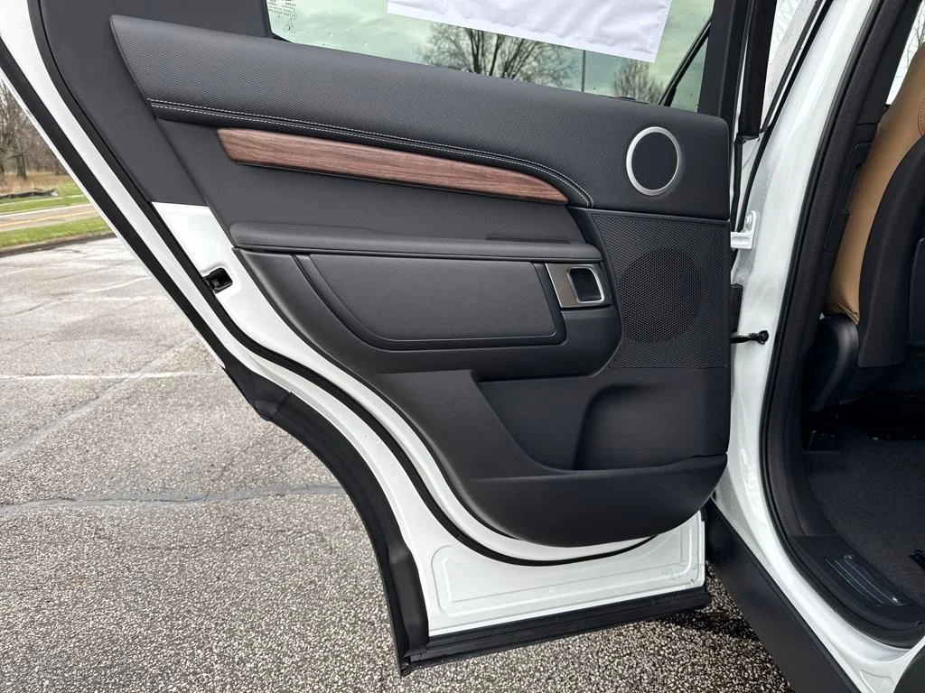 Used 2025 White Land Rover Dynamic SE image 15