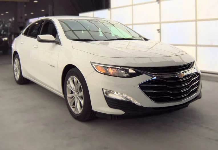 Used 2025 Summit White Chevrolet 1LT image 2