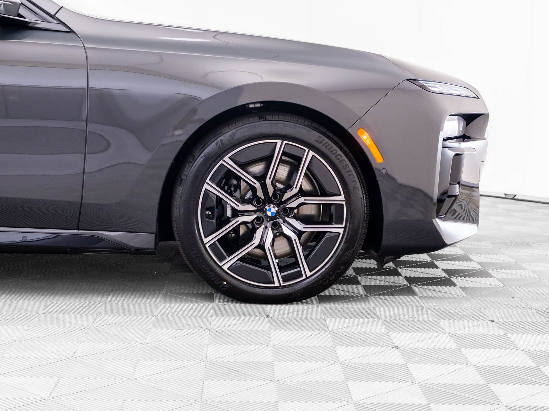 New 2026 Dravit Grey Metallic BMW 760i xDrive image 40